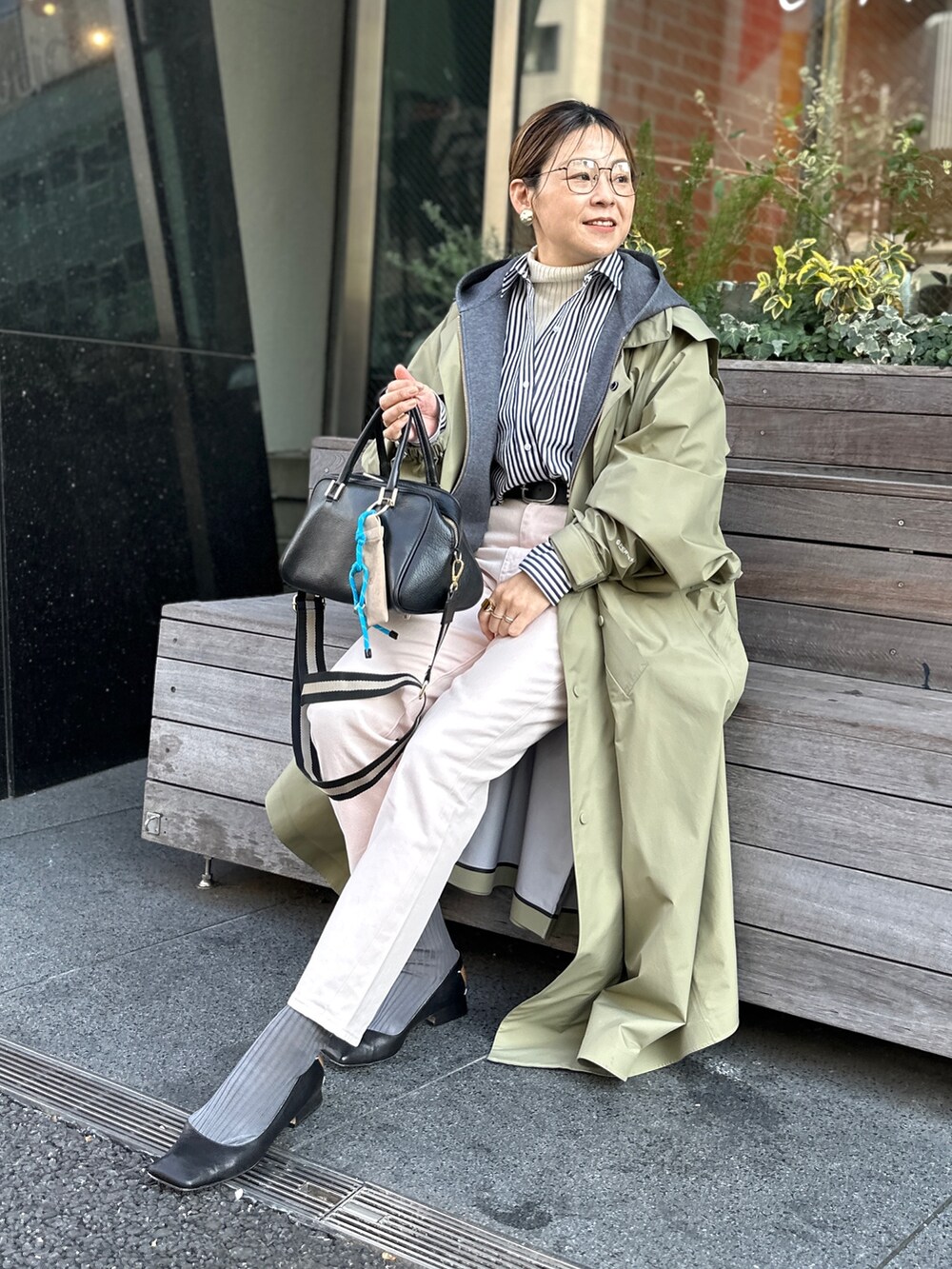 「ストライプ、ストライプシャツ、シャツコーデ、パンツコーデ、デニム、デニムパンツ、ピンクパンツ、ピンク、春コーデ、大人カジュアル、きれい目カジュアル、パーカー、グレーパーカー」|「NOLLEY’S Sophiのタンブラーストライプ3WAYシャツ(シャツ/ブラウス、ブルー系)」を使った、nol mayumiiさん(レディース・160cm)の冬コーディネートの10枚目の写真