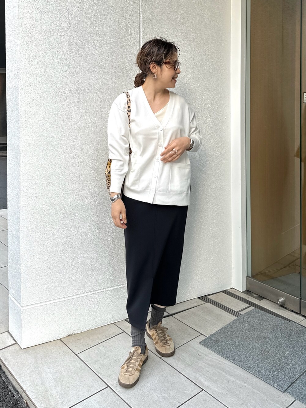 「マンパ、春コーデ、フーデットコート、フードコート、ショート丈、軽量、タイトスカート、スニーカーコーデ、きれいめカジュアル、大人カジュアル、ロングカーディガン、モノトーンコーデ、レオパード柄」｜「NOLLEY’Sのミニリップストップミドルコート（その他アウター、ホワイト系）」を使った、nol mayumiiさん（レディース・160cm）の春コーディネートの6枚目の写真
