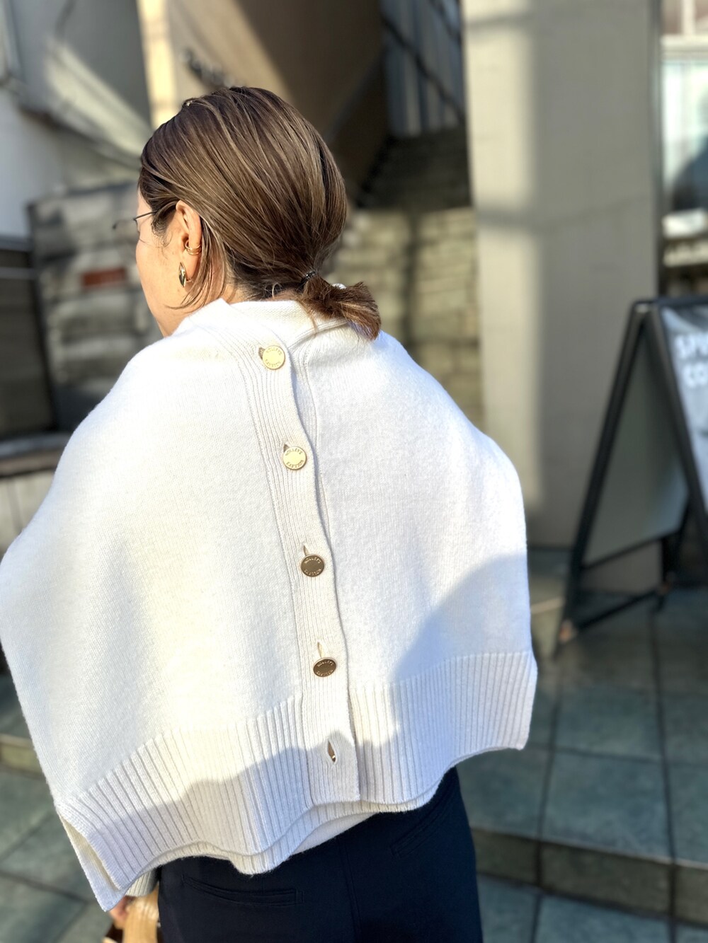 「冬コーデ、ロングコート、クリスマスに着たい服、大人ファッション、休日スタイル、キレイめ、モノトーン、スタンドカラー、ワイドパンツ」｜「NOLLEY’Sのカシミヤ混MUSICゆったりVネックカーディガン 24AW（カーディガン/ボレロ、ホワイト系）」を使った、nol mayumiiさん（レディース・160cm）の冬コーディネートの9枚目の写真