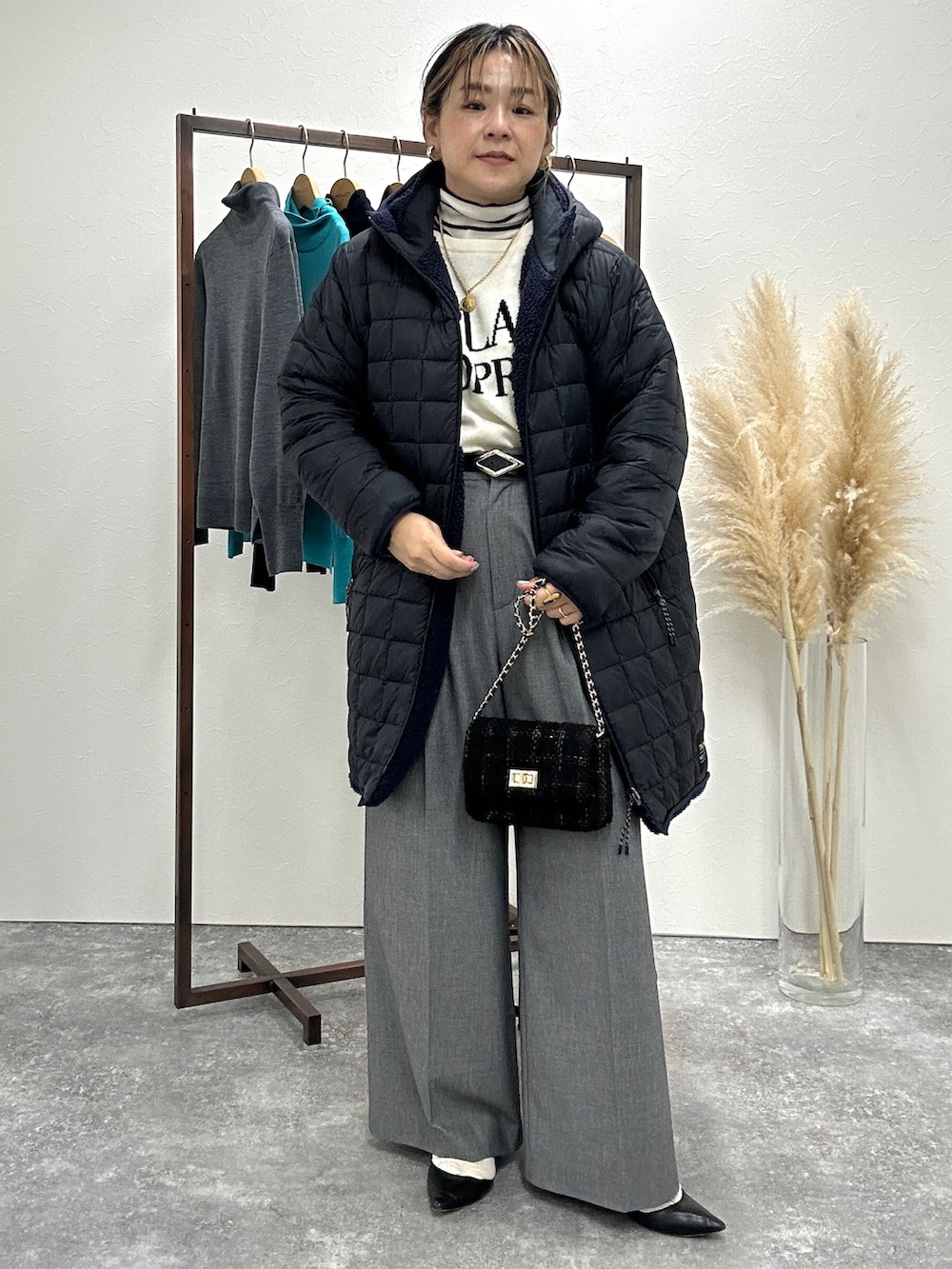 「休日スタイル、大人カジュアル、シンプル、ニット、パンツスタイル、ボア、ダウン、リバーシブル、ロングダウン、ネイビー、ワイドパンツ、ボーダー、ロゴニット」|nol mayumiiさん(レディース・160cm)の秋コーディネートの5枚目の写真