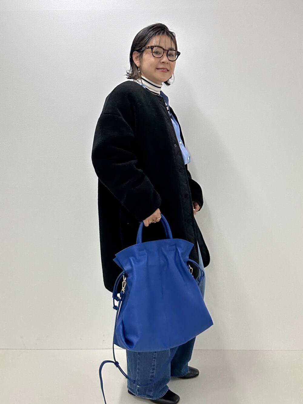 「NOLLEY'S、ノーリーズ、ダウンジャケット、ダウン、ボアコート、ボア、リバーシブル、TAION、デニム、ワイドデニム、ボーダー、シャツスタイル」｜「NOLLEY’SのMY STANDARDシャツ（シャツ/ブラウス、ブルー系）」を使った、nol mayumiiさん（レディース・160cm）の冬コーディネートの4枚目の写真