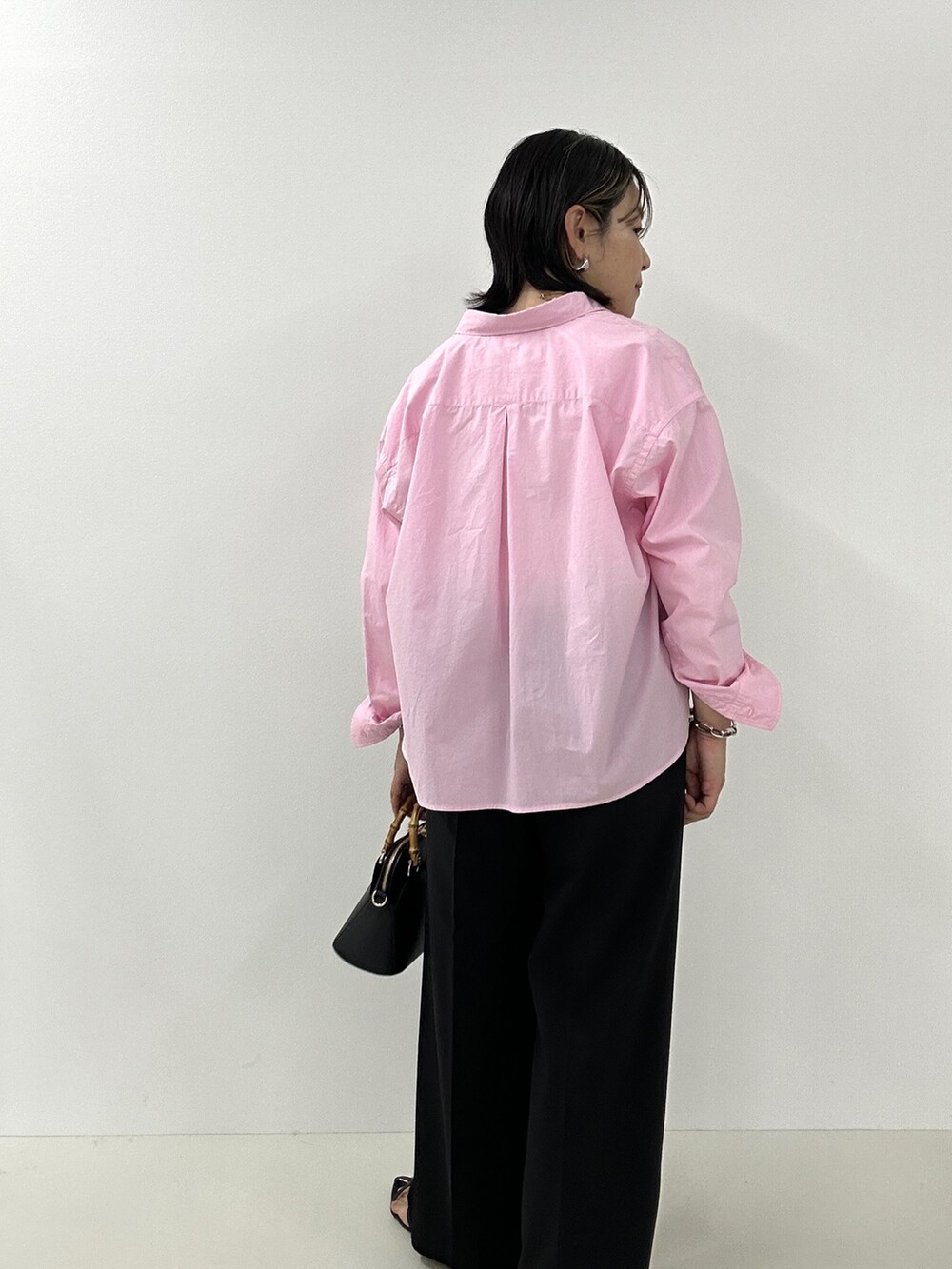 ブラック系のその他パンツ、ピンク系のシャツ/ブラウス、ホワイト系のTシャツ/カットソーを着用したレディースの春コーディネートの4枚目の写真