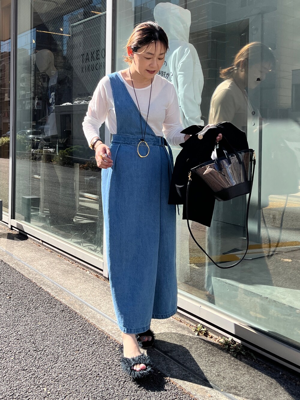 ブラック系のベスト、ホワイト系のTシャツ/カットソー、ブルー系のワンピースを着用したレディースの冬コーディネートの6枚目の写真