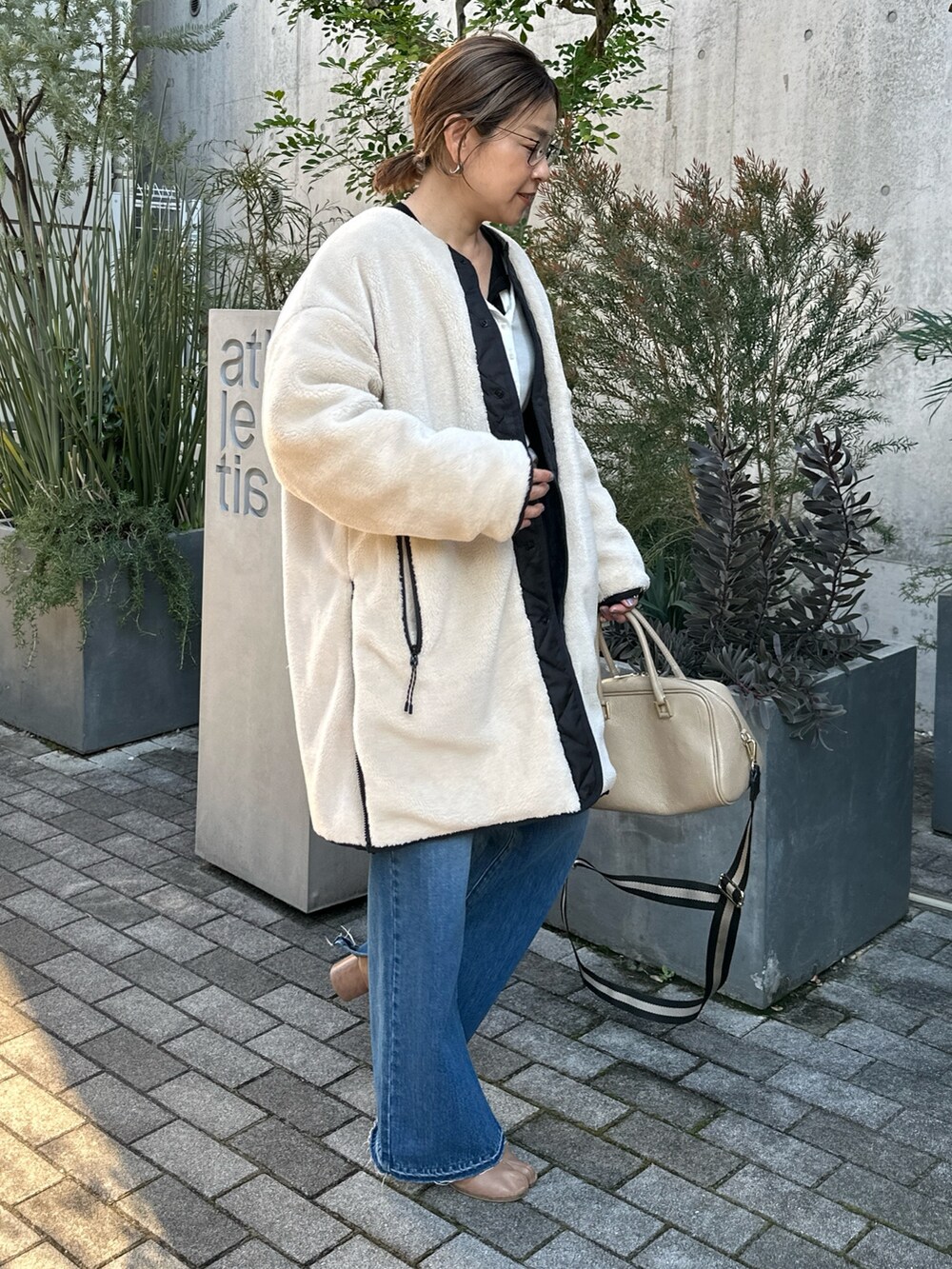「冬コーデ、ホワイトコーデ、クリスマスに着たい服、ラフコーデ、ラクチンコーデ、シンプル、TAION、ダウンジャケット、ボアコート、デニム、大人カジュアル」｜「TAIONの◇【WEB限定】【TAION/タイオン】ノーカラーボアコート(リバーシブル) 24AW（ダウンジャケット/コート、ホワイト系）」を使った、nol mayumiiさん（レディース・160cm）の冬コーディネートの10枚目の写真