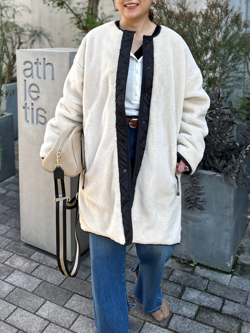 「冬コーデ、ホワイトコーデ、クリスマスに着たい服、ラフコーデ、ラクチンコーデ、シンプル、TAION、ダウンジャケット、ボアコート、デニム、大人カジュアル」｜「TAIONの◇【WEB限定】【TAION/タイオン】ノーカラーボアコート(リバーシブル) 24AW（ダウンジャケット/コート、ホワイト系）」を使った、nol mayumiiさん（レディース・160cm）の冬コーディネートの8枚目の写真
