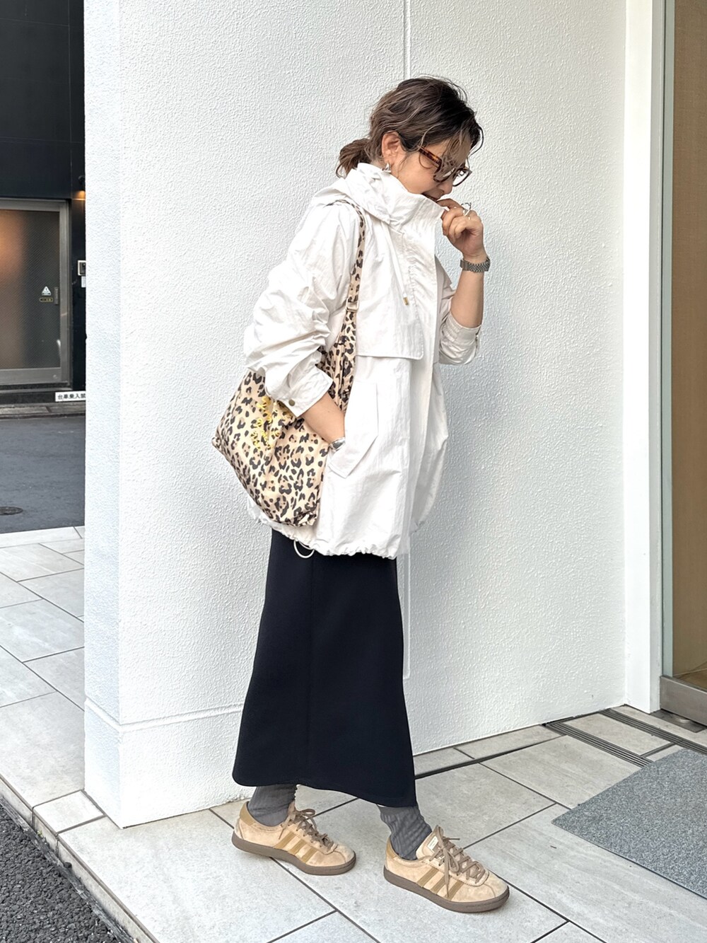 「マンパ、春コーデ、フーデットコート、フードコート、ショート丈、軽量、タイトスカート、スニーカーコーデ、きれいめカジュアル、大人カジュアル、ロングカーディガン、モノトーンコーデ、レオパード柄」｜「NOLLEY’Sのミニリップストップミドルコート（その他アウター、ホワイト系）」を使った、nol mayumiiさん（レディース・160cm）の春コーディネートの4枚目の写真
