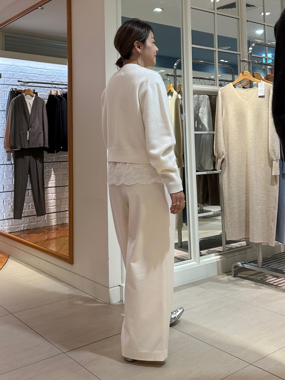 ホワイト系のカーディガン/ボレロ、ホワイト系のシャツ/ブラウス、ホワイト系のその他パンツを着用したレディースの冬コーディネートの3枚目の写真