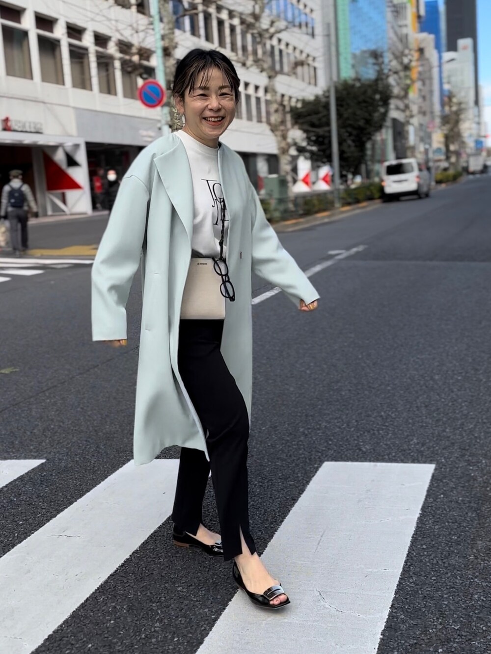 「大人カジュアル、お出かけコーデ、レイヤードスタイル、シンプルスタイル、ショート丈トップス、ロゴスウェット、パンツスタイル、春コーデ、きれいめコーディネート、きれいめカジュアル」｜「NOLLEY’Sのウォッシャブルカットジョーゼットスリットパンツ（その他パンツ、ブラック系）」を使った、nol mayumiiさん（レディース・160cm）の冬コーディネートの6枚目の写真