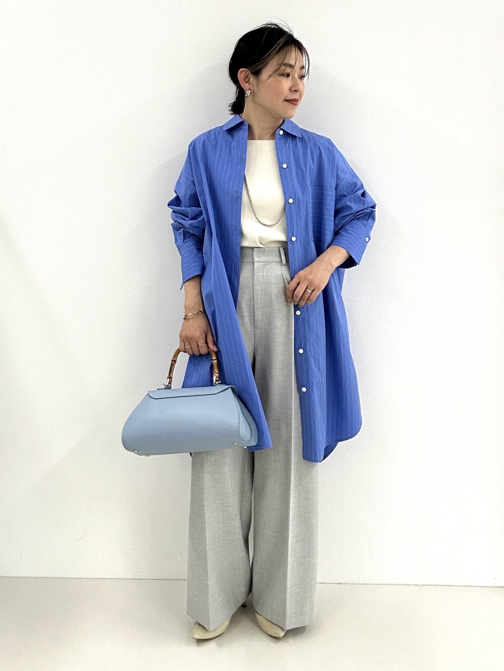 グレー系のその他パンツ、ホワイト系のタンクトップ、ブルー系のシャツワンピースを着用したレディースの春コーディネートの6枚目の写真