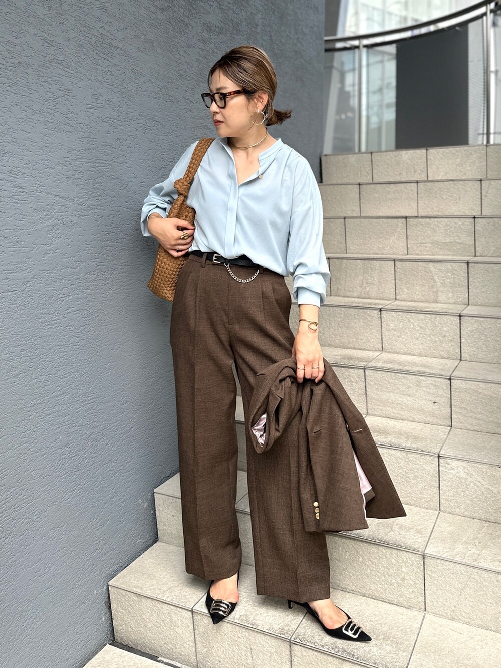 「秋コーデ、ブラウンコーデ、ブラウン、ジャケット、ジャケットスタイル、ジャケットコーデ、サックスブルー、ブラウス、お仕事コーデ、オフィスカジュアル、オフィスコーデ」｜「NOLLEY’S Sophiのウォッシャブルシャークツータックワイドパンツ（その他パンツ、ブラウン系）」を使った、nol mayumiiさん（レディース・160cm）の秋コーディネートの10枚目の写真