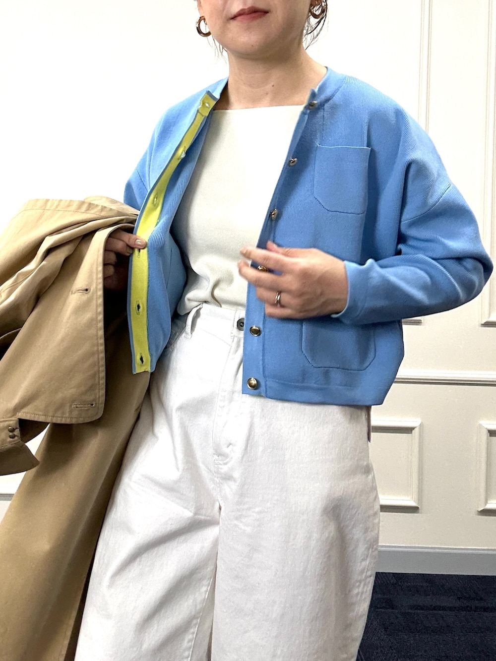 ベージュ系のトレンチコート、ブルー系のカーディガン/ボレロ、イエロー系のショルダーバッグを着用したレディースの春コーディネートの8枚目の写真