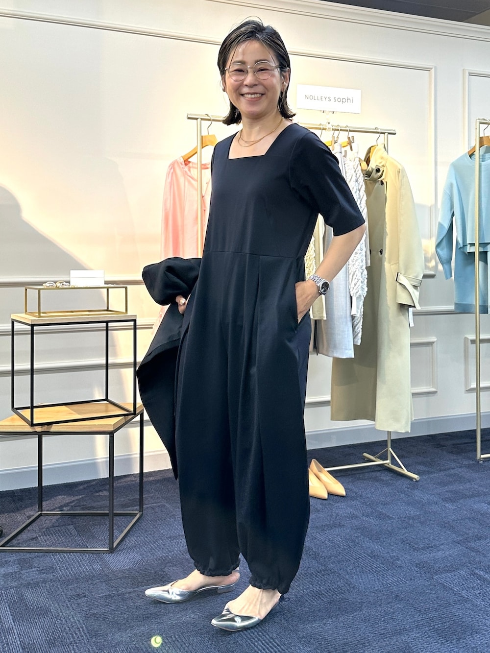 「スポーツミックス、レイヤードスタイル、春服コーデ、セットアップ、オトナカジュアル、ファッションを楽しもう、カジュアルコーデ、ワントーンコーデ、ブラック、ブラックコーデ、オケージョン、春コーデ、ビスチェ、ジャケット」｜「Rie Millerの《セットアップ対応》ウォッシャブルビスチェ（ベスト、ブラック系）」を使った、nol mayumiiさん（レディース・160cm）の冬コーディネートの5枚目の写真