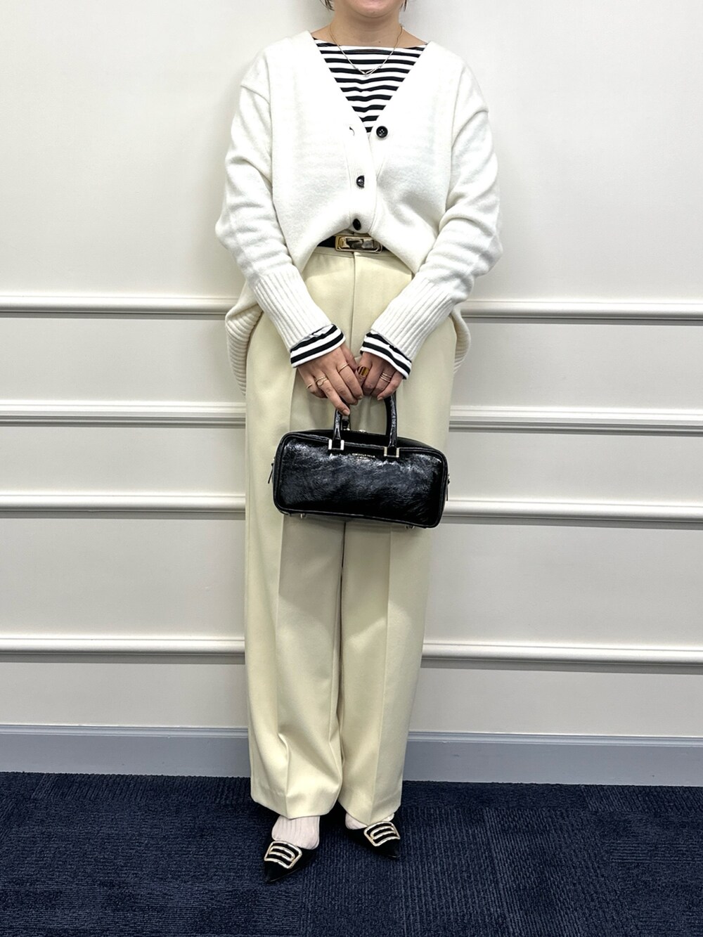 「淡色コーデ、きれいめカジュアル、ロングコート、おでかけコーデ、シンフルコーデ、ダッフルコート、グレーコーデ、ボーダートップス、カラーパンツ、大人カジュアル、冬コーデ」｜「NOLLEY’SのNMPミドル丈ダッフルコート（ダッフルコート、グレー系）」を使った、nol mayumiiさん（レディース・160cm）の冬コーディネートの8枚目の写真