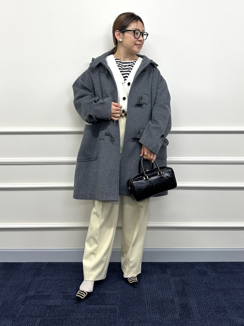 「淡色コーデ、きれいめカジュアル、ロングコート、おでかけコーデ、シンフルコーデ、ダッフルコート、グレーコーデ、ボーダートップス、カラーパンツ、大人カジュアル、冬コーデ」｜「NOLLEY’SのNMPミドル丈ダッフルコート（ダッフルコート、グレー系）」を使った、nol mayumiiさん（レディース・160cm）の冬コーディネートの4枚目の写真