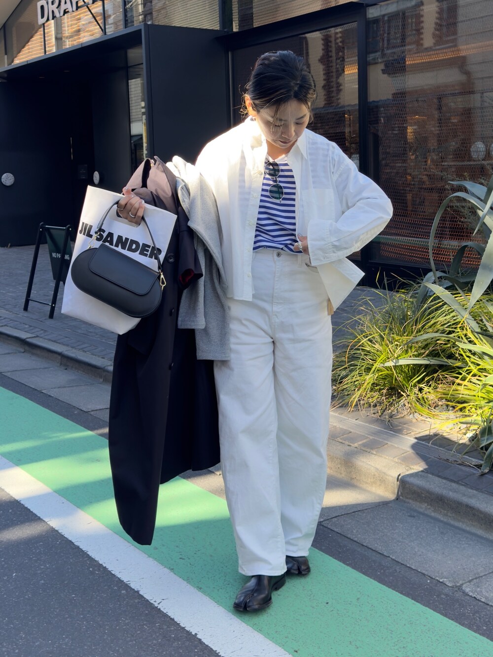 ブルー系のトレンチコート、ブルー系のTシャツ/カットソー、グレー系のTシャツ/カットソーを着用したレディースの春コーディネートの7枚目の写真