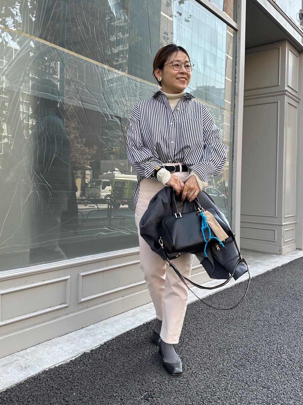 「ストライプ、ストライプシャツ、シャツコーデ、パンツコーデ、デニム、デニムパンツ、ピンクパンツ、ピンク、春コーデ、大人カジュアル、きれい目カジュアル、パーカー、グレーパーカー」|「NOLLEY’S Sophiのタンブラーストライプ3WAYシャツ(シャツ/ブラウス、ブルー系)」を使った、nol mayumiiさん(レディース・160cm)の冬コーディネートの5枚目の写真