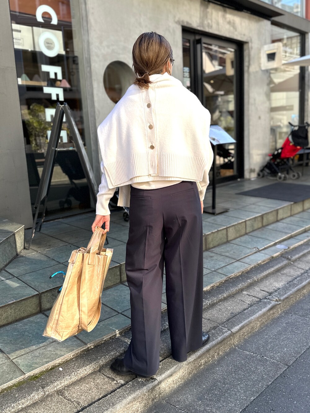「冬コーデ、ロングコート、クリスマスに着たい服、大人ファッション、休日スタイル、キレイめ、モノトーン、スタンドカラー、ワイドパンツ」｜「NOLLEY’Sのカシミヤ混MUSICゆったりVネックカーディガン 24AW（カーディガン/ボレロ、ホワイト系）」を使った、nol mayumiiさん（レディース・160cm）の冬コーディネートの6枚目の写真