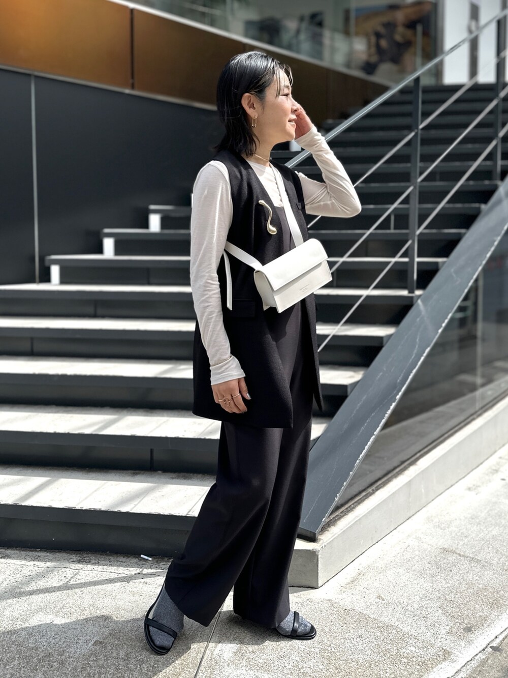 「レイヤードスタイル、シンプルコーデ、シアートップス、春服、モノトーンコーデ、merry jenny、NOLLEY'S、ノーリーズ、ジレ、サロペット、シアーロンT、きれい目カジュアル」｜「NOLLEY’S Sophiのウォッシャブルダブルクロスジャンプスーツ（つなぎ/オールインワン、ブラック系）」を使った、nol mayumiiさん（レディース・160cm）の春コーディネートの5枚目の写真