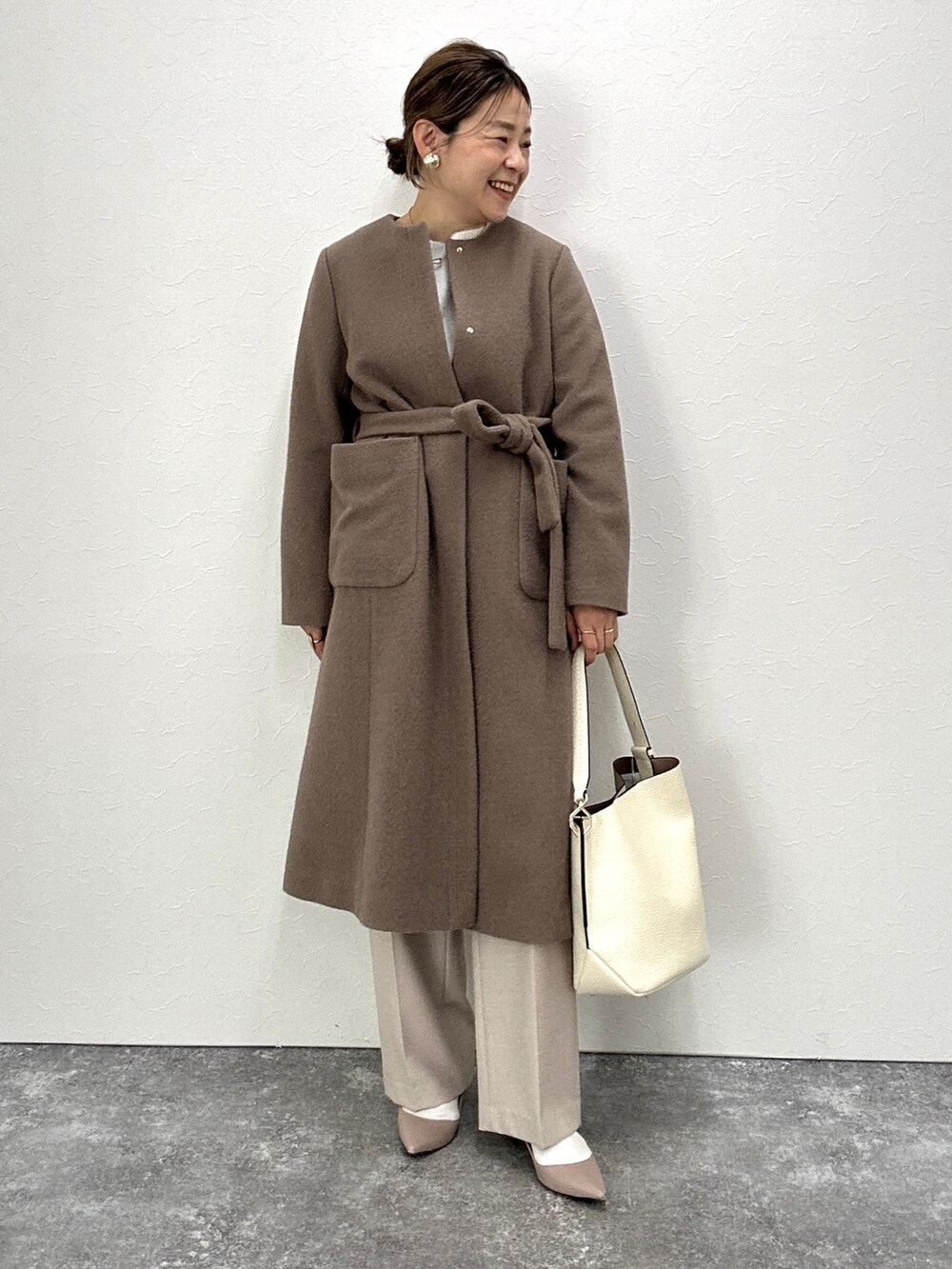 「冬コーデ、コート、ロングコート、ブラウンコーデ、クリスマスに着たい服、パンツコーデ、アンゴラコート、きれい目コーデ、キレイ目、ベージュ、モカ」｜「NOLLEY’Sのノーカラーシャギーコート（ノーカラーコート、ブラウン系）」を使った、nol mayumiiさん（レディース・160cm）の冬コーディネートの3枚目の写真