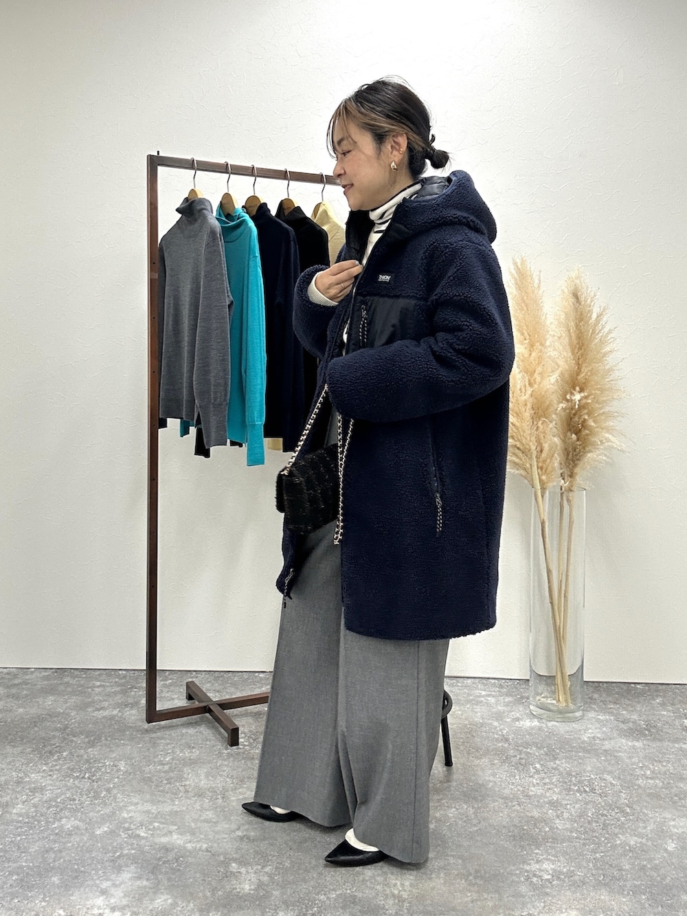 「休日スタイル、大人カジュアル、シンプル、ニット、パンツスタイル、ボア、ダウン、リバーシブル、ロングダウン、ネイビー、ワイドパンツ、ボーダー、ロゴニット」|nol mayumiiさん(レディース・160cm)の秋コーディネートの2枚目の写真