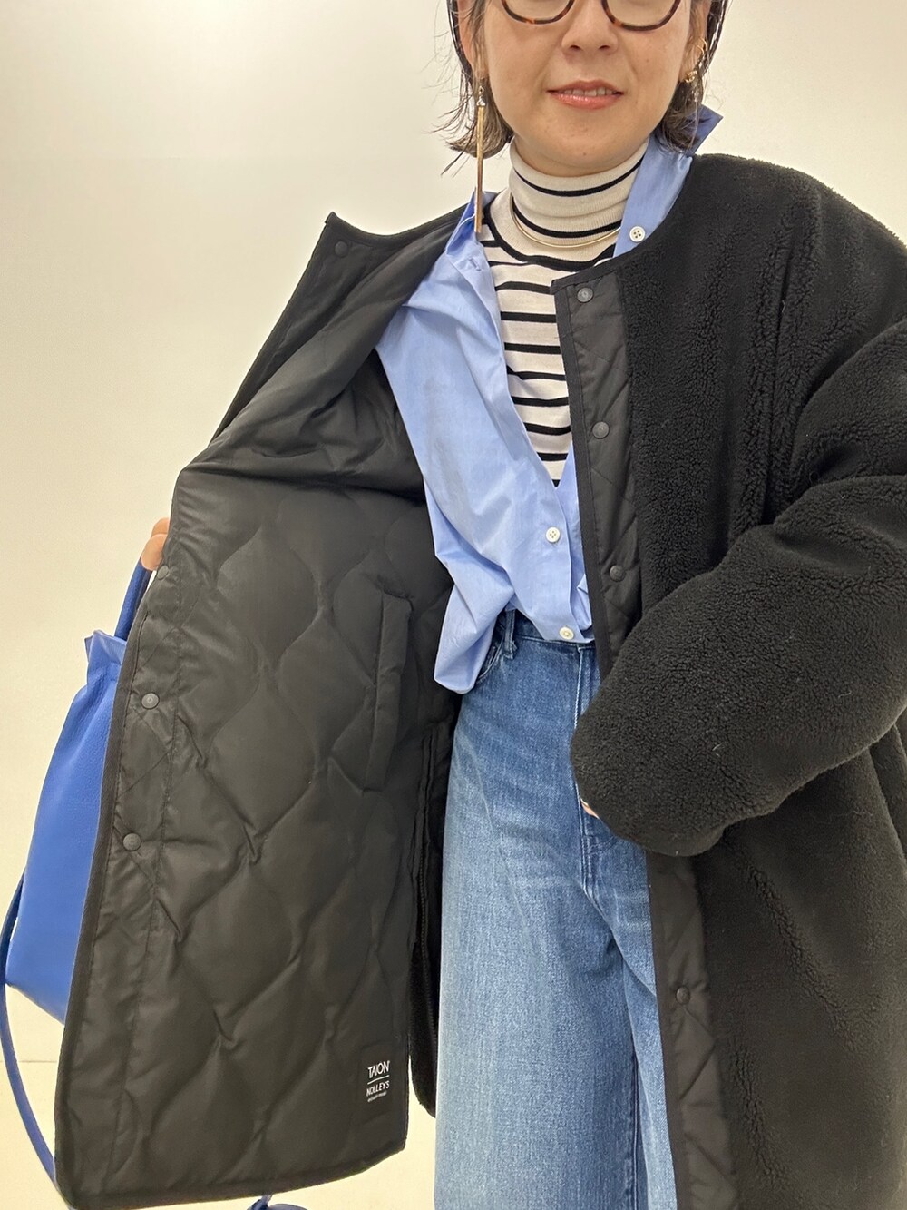「NOLLEY'S、ノーリーズ、ダウンジャケット、ダウン、ボアコート、ボア、リバーシブル、TAION、デニム、ワイドデニム、ボーダー、シャツスタイル」｜「NOLLEY’SのMY STANDARDシャツ（シャツ/ブラウス、ブルー系）」を使った、nol mayumiiさん（レディース・160cm）の冬コーディネートの7枚目の写真
