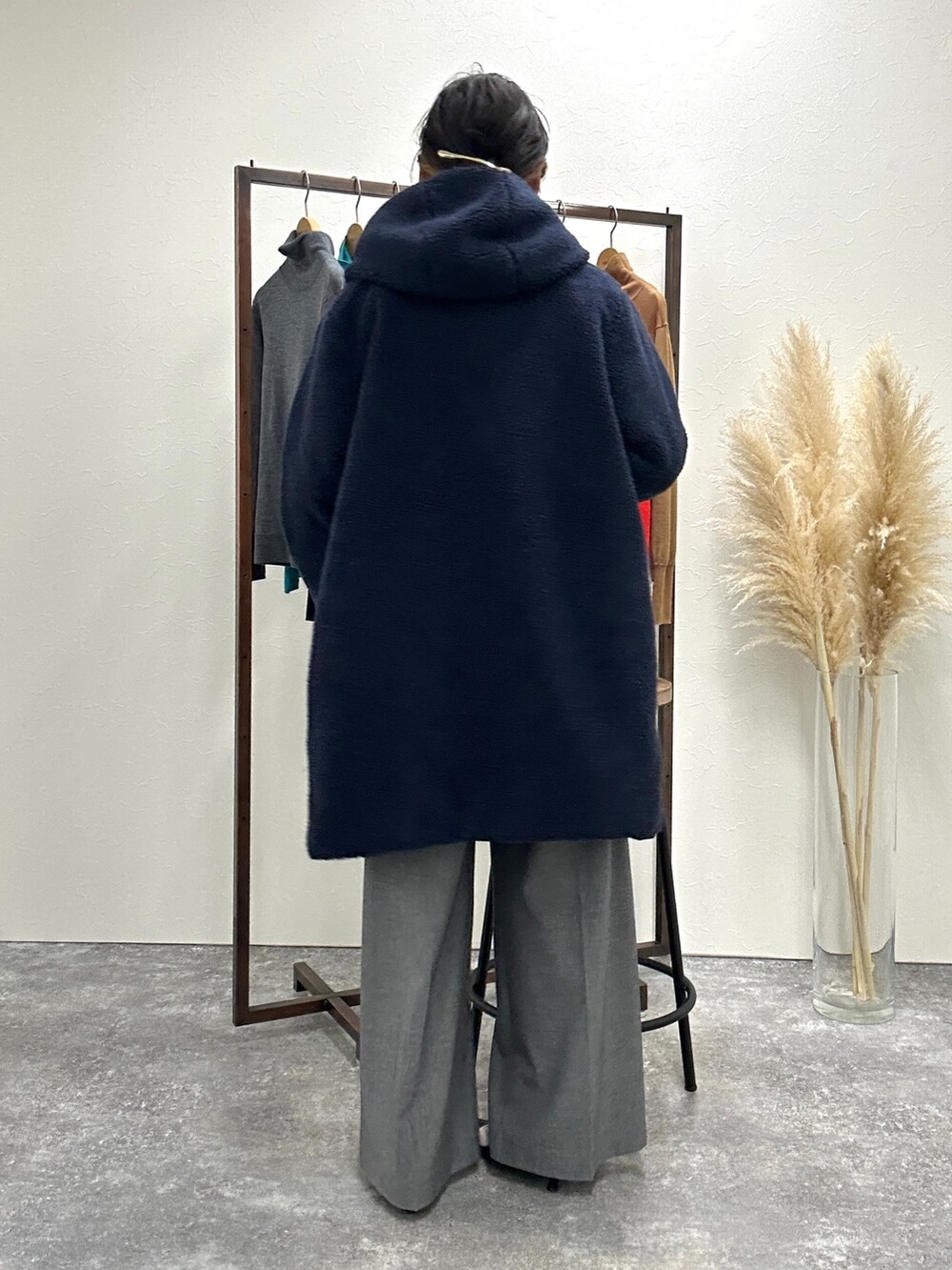 「休日スタイル、大人カジュアル、シンプル、ニット、パンツスタイル、ボア、ダウン、リバーシブル、ロングダウン、ネイビー、ワイドパンツ、ボーダー、ロゴニット」|nol mayumiiさん(レディース・160cm)の秋コーディネートの3枚目の写真