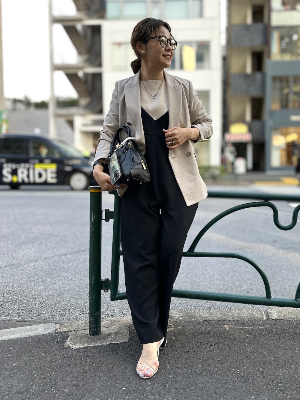 「ジャケット、サロペット、オールインワン、ジャケットコーデ、サテンシャツ、パンツコーデ、きれい目カジュアル、大人カジュアル、大人コーデ、オールインワンコーデ」|「NOLLEY’S Sophiの《セットアップ対応》ウォッシャブルドライダブルジャケット(テーラードジャケット、ベージュ系)」を使った、nol mayumiiさん(レディース・160cm)の春コーディネートの5枚目の写真