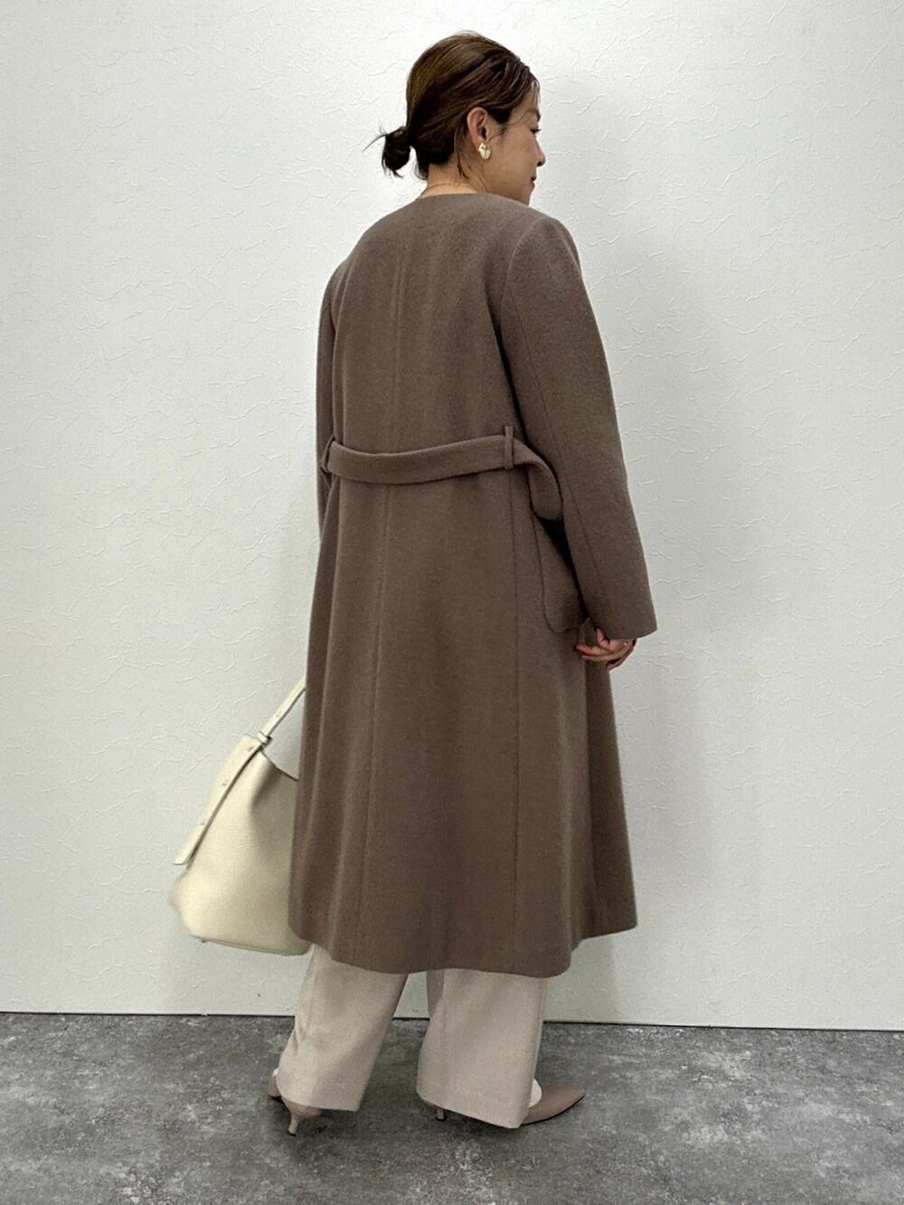 「冬コーデ、コート、ロングコート、ブラウンコーデ、クリスマスに着たい服、パンツコーデ、アンゴラコート、きれい目コーデ、キレイ目、ベージュ、モカ」｜「NOLLEY’Sのノーカラーシャギーコート（ノーカラーコート、ブラウン系）」を使った、nol mayumiiさん（レディース・160cm）の冬コーディネートの7枚目の写真
