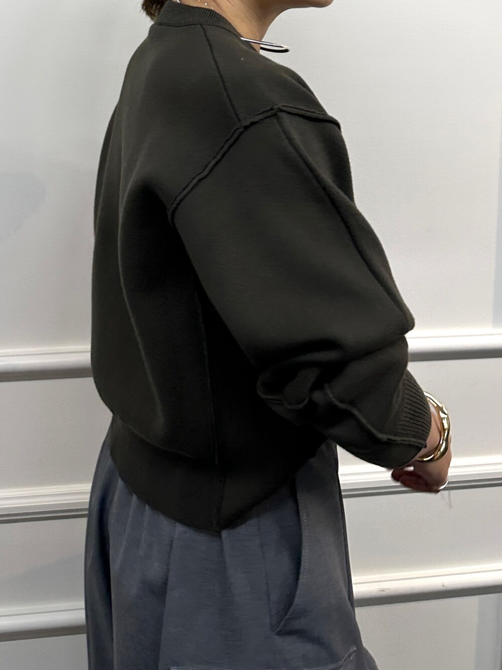 ブラウン系のニット/セーター、グレー系のその他パンツ、グレー系のシャツ/ブラウスを着用したレディースの秋コーディネートの8枚目の写真