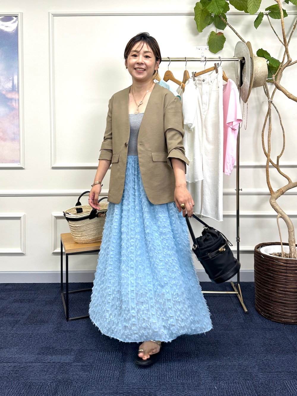 「ワンピース、ジャケット、夏コーデ、カラーワンピース、キャメル、サックスブルー、おでかけコーデ、きれいめカジュアル」｜「NOLLEY’Sの2WAYカットジャガードドッキングワンピース（ワンピース、ブルー系）」を使った、nol mayumiiさん（レディース・160cm）の夏コーディネートの6枚目の写真