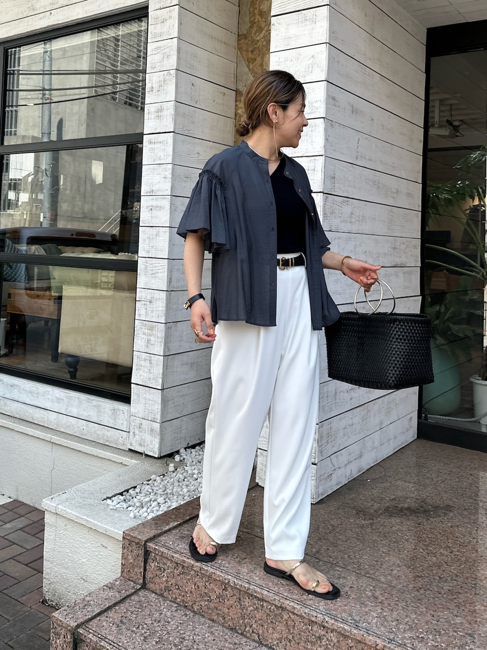 「半袖、半袖シャツ、グレー、グレーコーデ、モノトーン、モノトーンコーデ、きれい目カジュアル、きれい目コーデ、大人かわいい、袖フリル、パンツコーデ、パンツコーディネート、パンツコーデ 」｜「NOLLEY’Sの《セットアップ対応》ウォッシャブルツイルイージータックワイドパンツ（その他パンツ、ホワイト系）」を使った、nol mayumiiさん（レディース・160cm）の春コーディネートの4枚目の写真