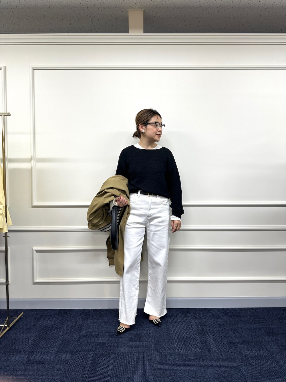 「春コート、トレンチコート、ステンカラーコート、バルマカーンコート、ベージュコート、ボーダー、春ニット、白パンツ、白デニム、大人カジュアル」|「Rie Millerの【RM denim】スリットフレアハイウエストデニム(デニムパンツ、ホワイト系)」を使った、nol mayumiiさん(レディース・160cm)の冬コーディネートの2枚目の写真