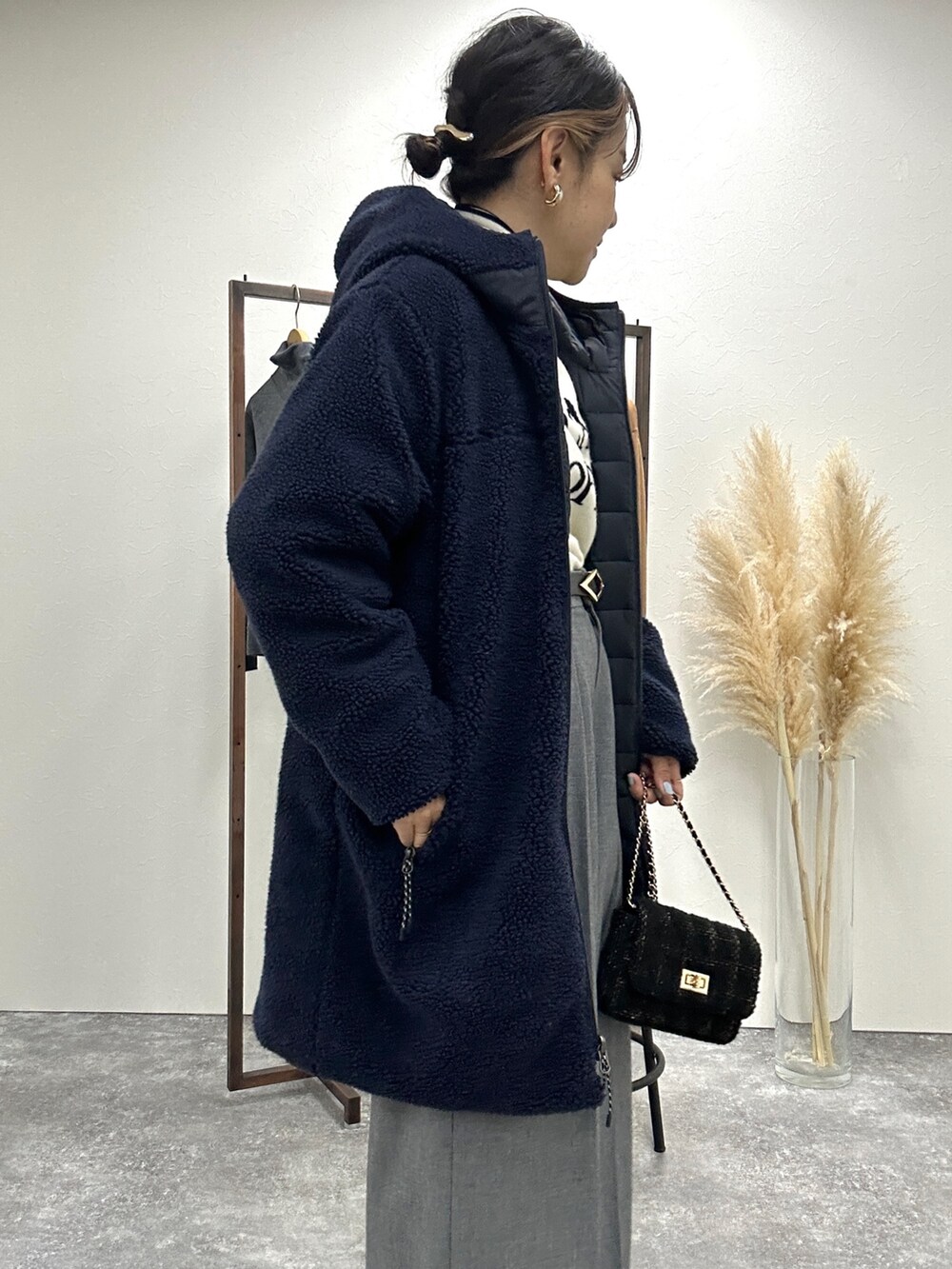 「休日スタイル、大人カジュアル、シンプル、ニット、パンツスタイル、ボア、ダウン、リバーシブル、ロングダウン、ネイビー、ワイドパンツ、ボーダー、ロゴニット」|nol mayumiiさん(レディース・160cm)の秋コーディネートの4枚目の写真