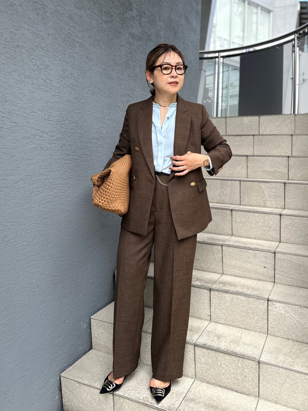 「秋コーデ、ブラウンコーデ、ブラウン、ジャケット、ジャケットスタイル、ジャケットコーデ、サックスブルー、ブラウス、お仕事コーデ、オフィスカジュアル、オフィスコーデ」｜「NOLLEY’S Sophiのウォッシャブルシャークツータックワイドパンツ（その他パンツ、ブラウン系）」を使った、nol mayumiiさん（レディース・160cm）の秋コーディネートの8枚目の写真