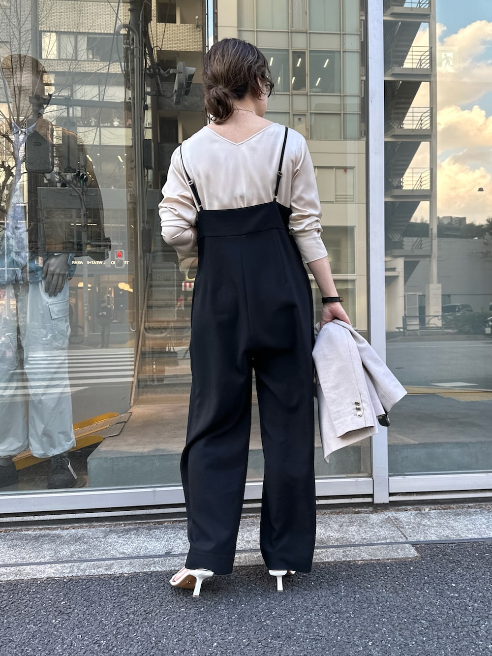 「ジャケット、サロペット、オールインワン、ジャケットコーデ、サテンシャツ、パンツコーデ、きれい目カジュアル、大人カジュアル、大人コーデ、オールインワンコーデ」|「NOLLEY’S Sophiの《セットアップ対応》ウォッシャブルドライダブルジャケット(テーラードジャケット、ベージュ系)」を使った、nol mayumiiさん(レディース・160cm)の春コーディネートの4枚目の写真