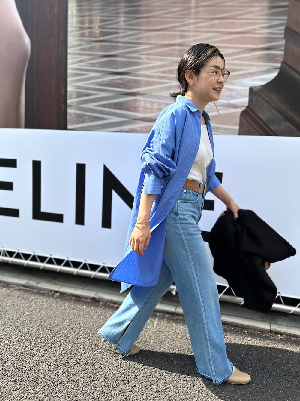 「デニム、ブルー、シャツスタイル、ビッグシャツ、ロングシャツ、ワントーンコーデ、スリットデニム、大人カジュアル、きれいめカジュアル、春コーデ、春ファッション、パンツコーデ」｜「NOLLEY’Sのタイプライターストライプシャツワンピース（シャツワンピース、ブルー系）」を使った、nol mayumiiさん（レディース・160cm）の春コーディネートの7枚目の写真