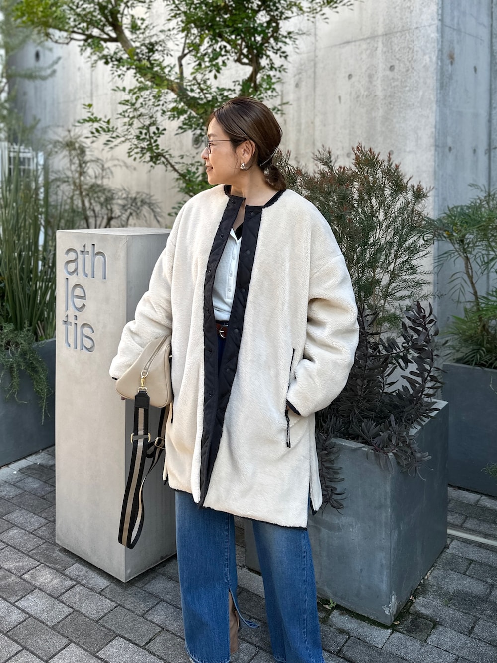 「冬コーデ、ホワイトコーデ、クリスマスに着たい服、ラフコーデ、ラクチンコーデ、シンプル、TAION、ダウンジャケット、ボアコート、デニム、大人カジュアル」｜「TAIONの◇【WEB限定】【TAION/タイオン】ノーカラーボアコート(リバーシブル) 24AW（ダウンジャケット/コート、ホワイト系）」を使った、nol mayumiiさん（レディース・160cm）の冬コーディネートの3枚目の写真