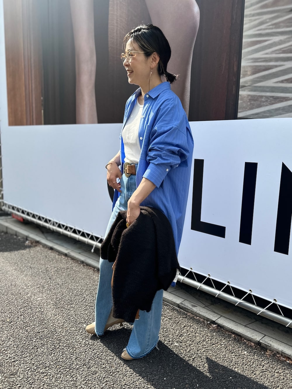 「デニム、ブルー、シャツスタイル、ビッグシャツ、ロングシャツ、ワントーンコーデ、スリットデニム、大人カジュアル、きれいめカジュアル、春コーデ、春ファッション、パンツコーデ」｜「NOLLEY’Sのタイプライターストライプシャツワンピース（シャツワンピース、ブルー系）」を使った、nol mayumiiさん（レディース・160cm）の春コーディネートの9枚目の写真