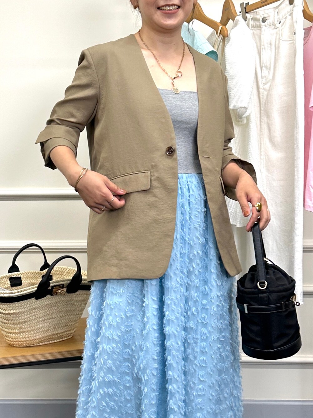 「ワンピース、ジャケット、夏コーデ、カラーワンピース、キャメル、サックスブルー、おでかけコーデ、きれいめカジュアル」｜「NOLLEY’Sの2WAYカットジャガードドッキングワンピース（ワンピース、ブルー系）」を使った、nol mayumiiさん（レディース・160cm）の夏コーディネートの5枚目の写真