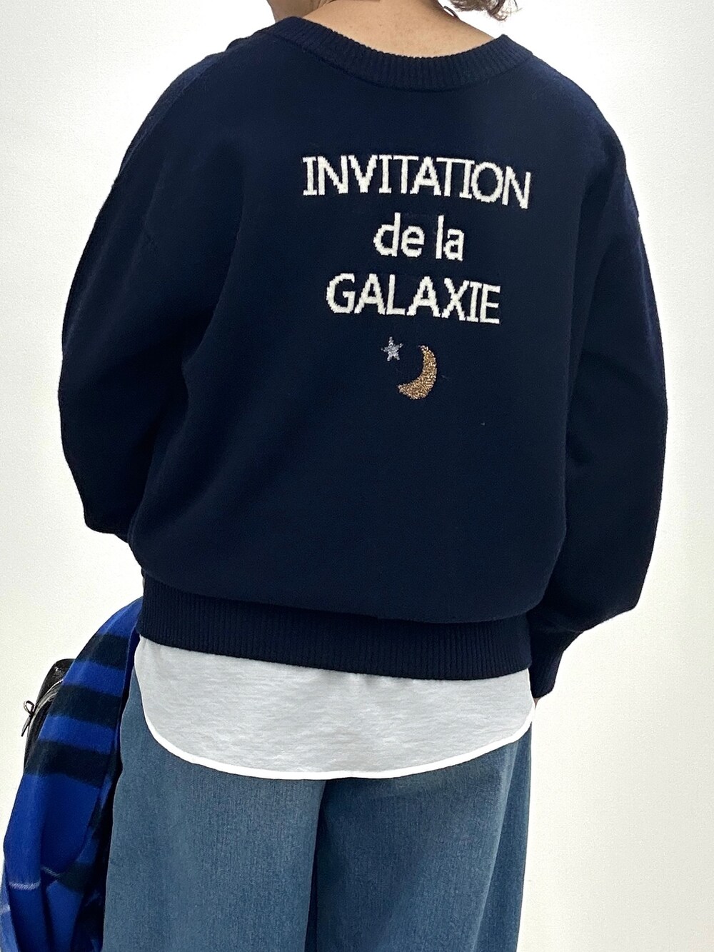 「ネイビー、ワントーン、ワントーンコーデ、ネイビーコーデ、デニム、ワイドデニム、きれい目カジュアル、大人カジュアル、トラッドカジュアル、冬服、休日スタイル」｜「NOLLEY’Sの《手洗い可能》ロゴジャガード2WAYニット(星)（カーディガン/ボレロ、ブルー系）」を使った、nol mayumiiさん（レディース・160cm）の冬コーディネートの7枚目の写真