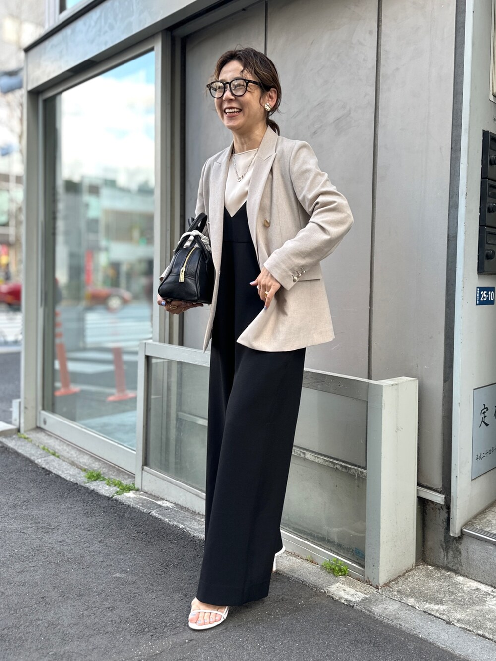 「ジャケット、サロペット、オールインワン、ジャケットコーデ、サテンシャツ、パンツコーデ、きれい目カジュアル、大人カジュアル、大人コーデ、オールインワンコーデ」|「NOLLEY’S Sophiの《セットアップ対応》ウォッシャブルドライダブルジャケット(テーラードジャケット、ベージュ系)」を使った、nol mayumiiさん(レディース・160cm)の春コーディネートの2枚目の写真
