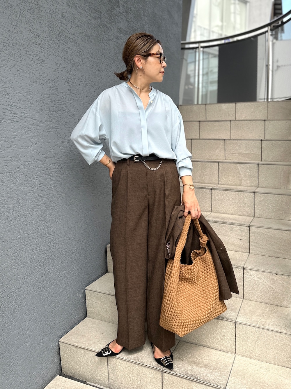 「秋コーデ、ブラウンコーデ、ブラウン、ジャケット、ジャケットスタイル、ジャケットコーデ、サックスブルー、ブラウス、お仕事コーデ、オフィスカジュアル、オフィスコーデ」｜「NOLLEY’S Sophiのウォッシャブルシャークツータックワイドパンツ（その他パンツ、ブラウン系）」を使った、nol mayumiiさん（レディース・160cm）の秋コーディネートの5枚目の写真