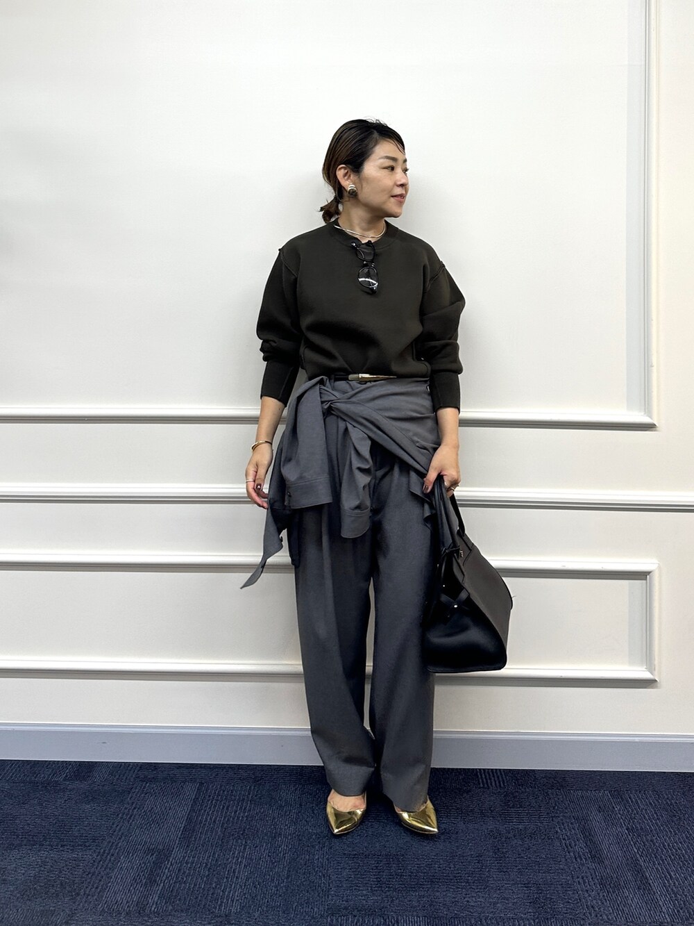 ブラウン系のニット/セーター、グレー系のその他パンツ、グレー系のシャツ/ブラウスを着用したレディースの秋コーディネートの10枚目の写真