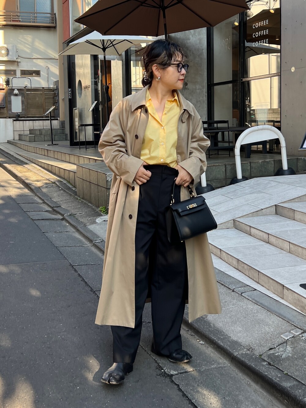 「休日コーデ、オトナカジュアル、キレイめコーデ、40代ファッション、ステンカラーコート、バルマカンコート、バルマカーンコート、スプリングコート、春コート、黒縁メガネ、シャツスタイル、パンツコーデ」｜「AULENTTIの【AULENTTI/ オーレンティ】スクエアひねりショルダーバッグ（ショルダーバッグ、ブラック系）」を使った、nol mayumiiさん（レディース・160cm）の冬コーディネートの3枚目の写真