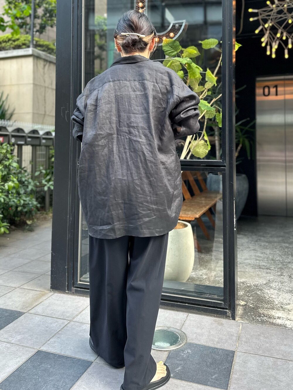 「休日スタイル、シンプルコーデ、シャツスタイル、春夏コーデ、サンダル、モノトーンコーデ、ブラックコーデ、ブラック、リネン、リネンシャツ、大人カジュアル、大人カジュアルコーデ」|「NOLLEY’Sのアイテム(サンダル、ブラック系)」を使った、nol mayumiiさん(レディース・160cm)の春コーディネートの4枚目の写真