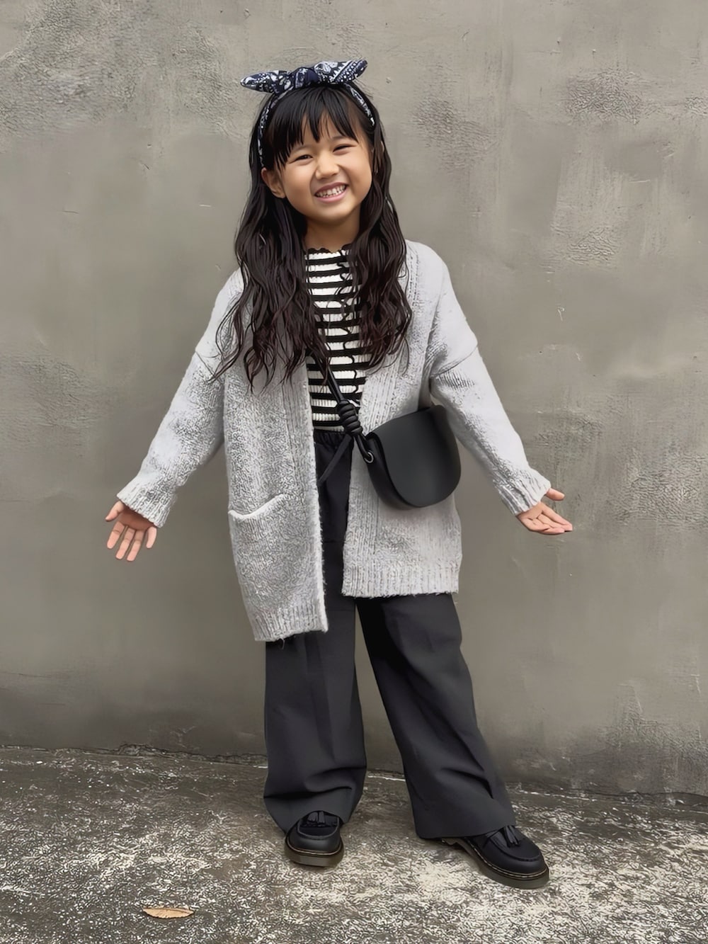 ブラック系のショルダーバッグ、ブラック系のローファー、ブラック系のトップスを着用したキッズの秋コーディネートの5枚目の写真