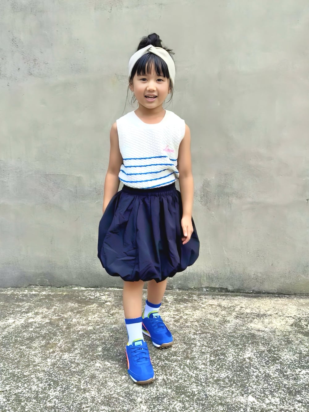 「5歳、ターバン、ヘアバンド、ノースリーブ、タンクトップ、レイヤードスタイル、スカート、バルーンスカート、スニーカー、シンプルコーデ、きれいめカジュアル、休日スタイル、お出かけコーデ、夏コーデ、ニット」｜「ZARA KIDSのアイテム（タンクトップ、ホワイト系）」を使った、KANOさん（キッズ・100cm）の夏コーディネートの2枚目の写真