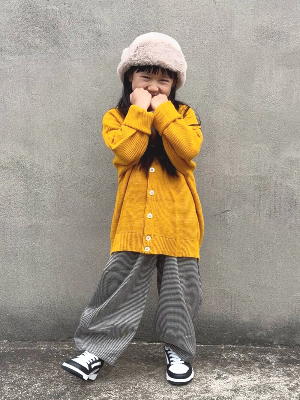 ホワイト系のスニーカー、その他のその他パンツ、イエロー系のカーディガン/ボレロを着用したキッズの冬コーディネートの2枚目の写真