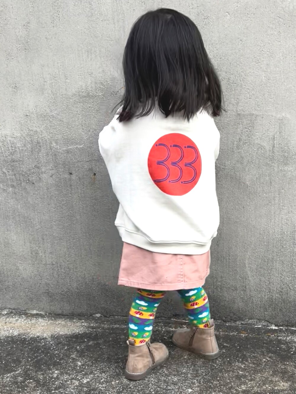 「2歳、2歳3ヶ月、トレーナー、スウェット、タイトスカート、ピンクスカート、派手タイツ、派手、タイツ、ブーツ、サイドゴアブーツ、冬コーデ、オーバーサイズ、マーキーズ、markey's」｜「HOGAN RANCH WEARのイラストワイドトレーナー/H-6870（80～130cm）（スウェット、グレー系）」を使った、KANOさん（キッズ・80cm）の冬コーディネートの3枚目の写真