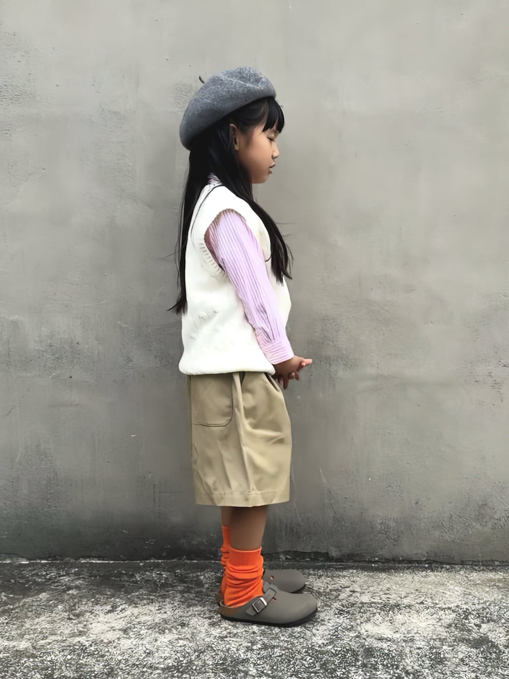 ベージュ系のその他パンツ、ピンク系のシャツ/ブラウス、ホワイト系のベストを着用したキッズの秋コーディネートの3枚目の写真